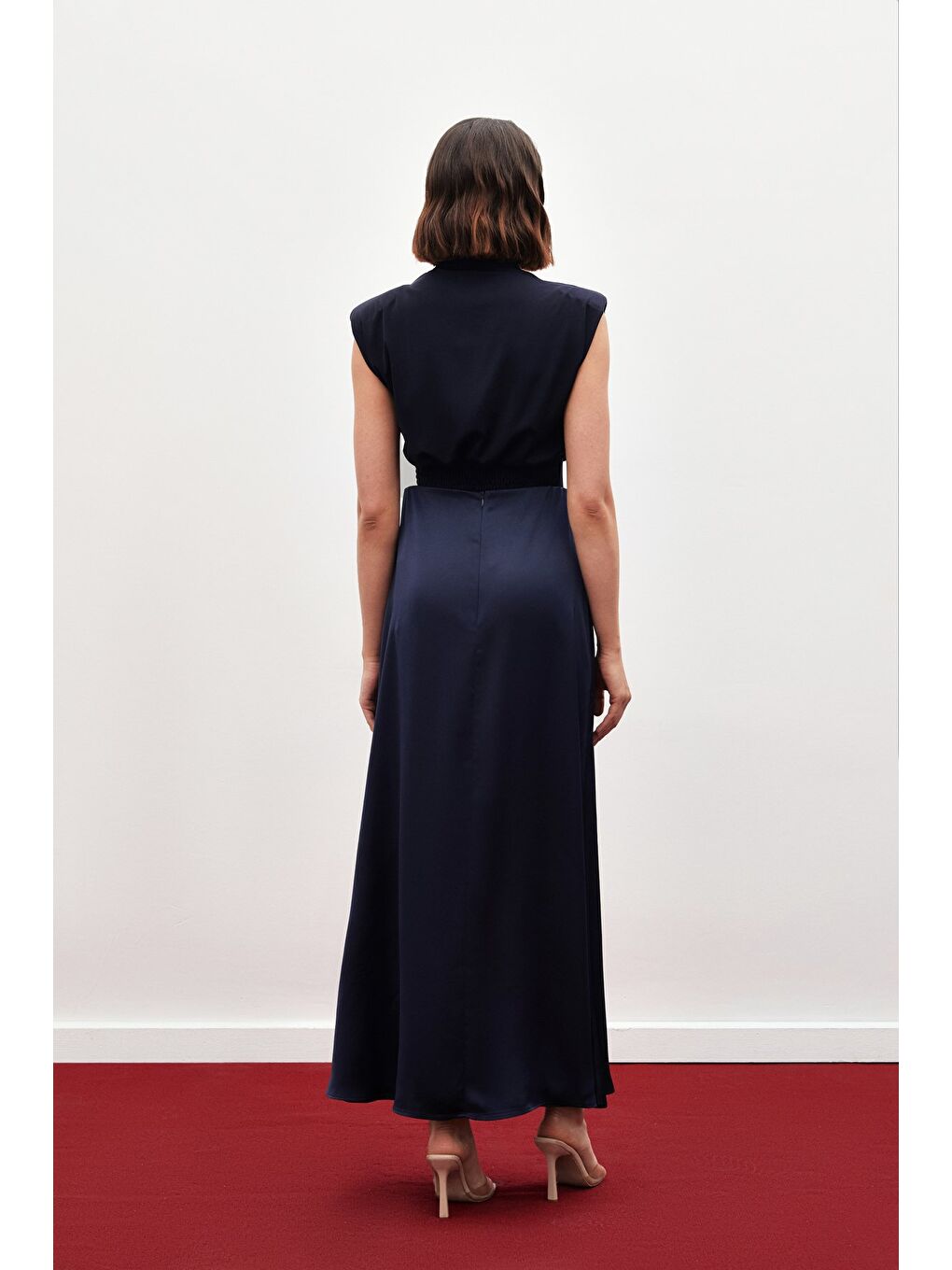 Yaka Aksesuarlı Kolsuz Bluz - Lacivert-4