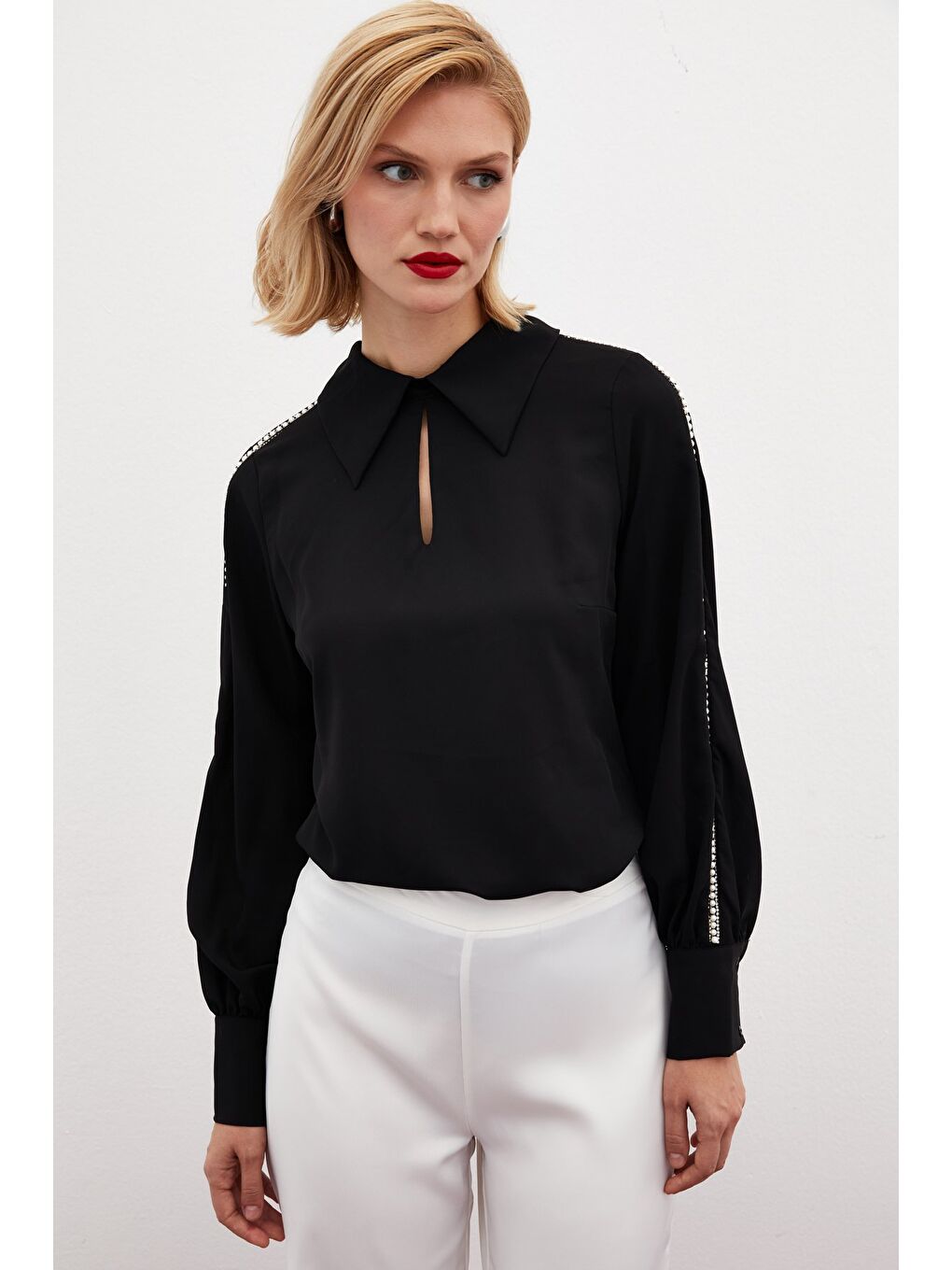 Kolları İnci Detaylı Bluz - Siyah-1