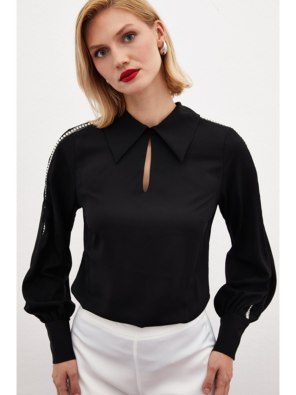 Kolları İnci Detaylı Bluz - Siyah-2