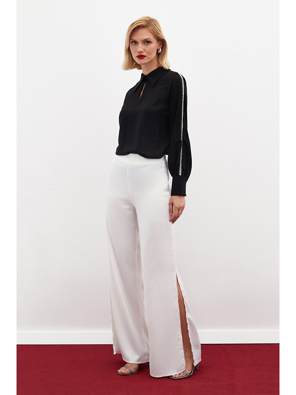 Kolları İnci Detaylı Bluz - Siyah-4