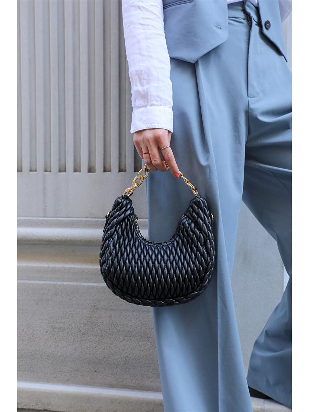 Dokumalı Zincir Askılı Omuz Çantası Siyah-1