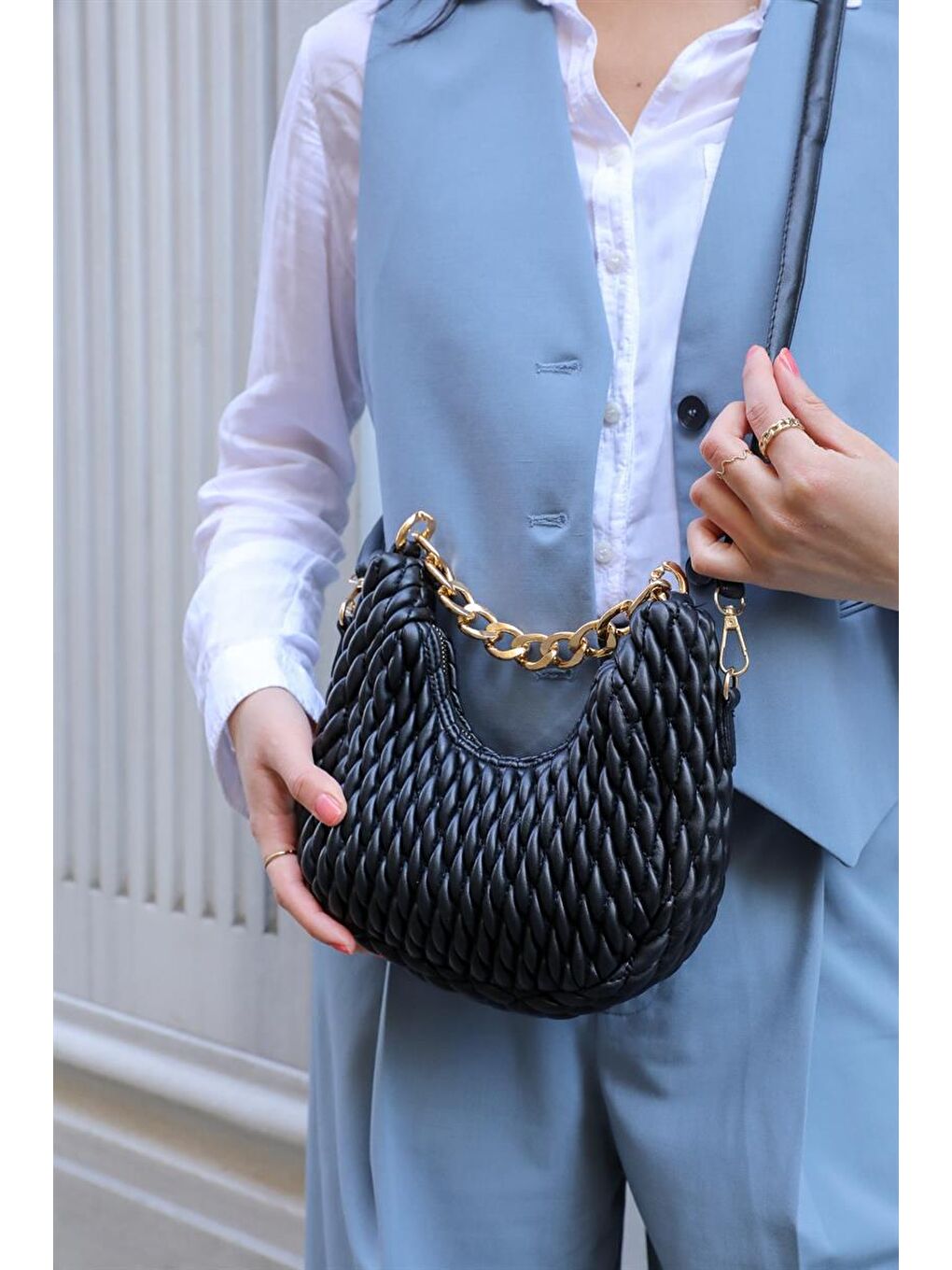 Dokumalı Zincir Askılı Omuz Çantası Siyah-3