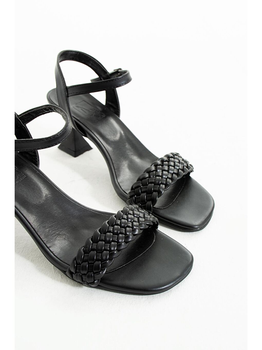 Siyah Örgü Bantlı Tokalı Kadeh Topuk Kadın Ayakkabı 018-02-23-3