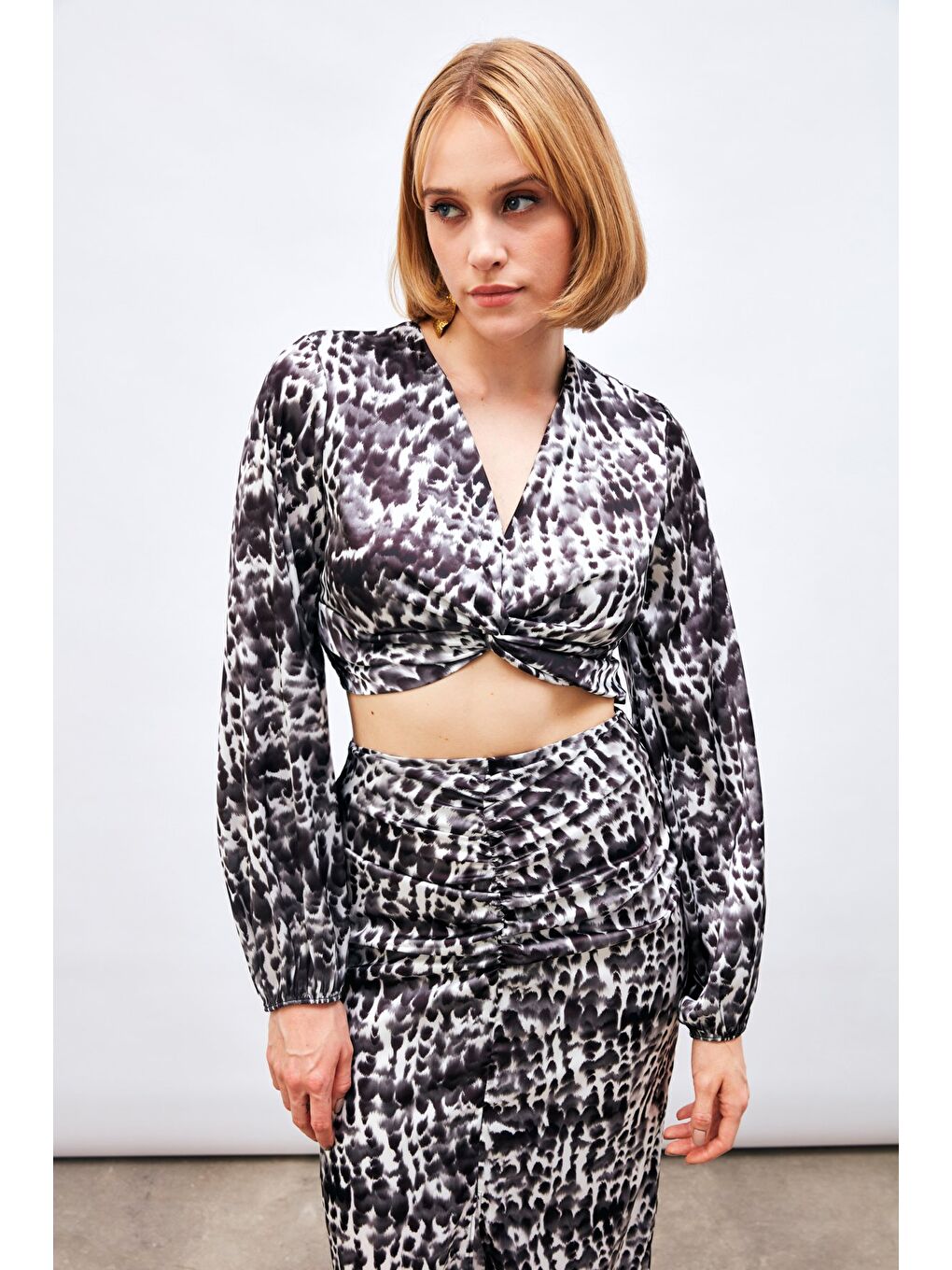 Düğüm Detaylı Desenli Bluz - Siyah