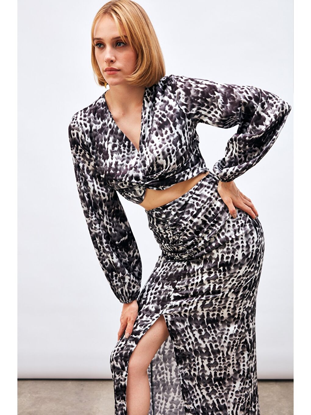 Düğüm Detaylı Desenli Bluz - Siyah-1