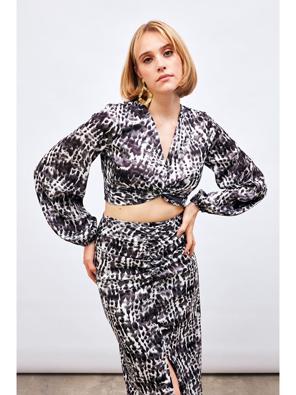 Düğüm Detaylı Desenli Bluz - Siyah-2