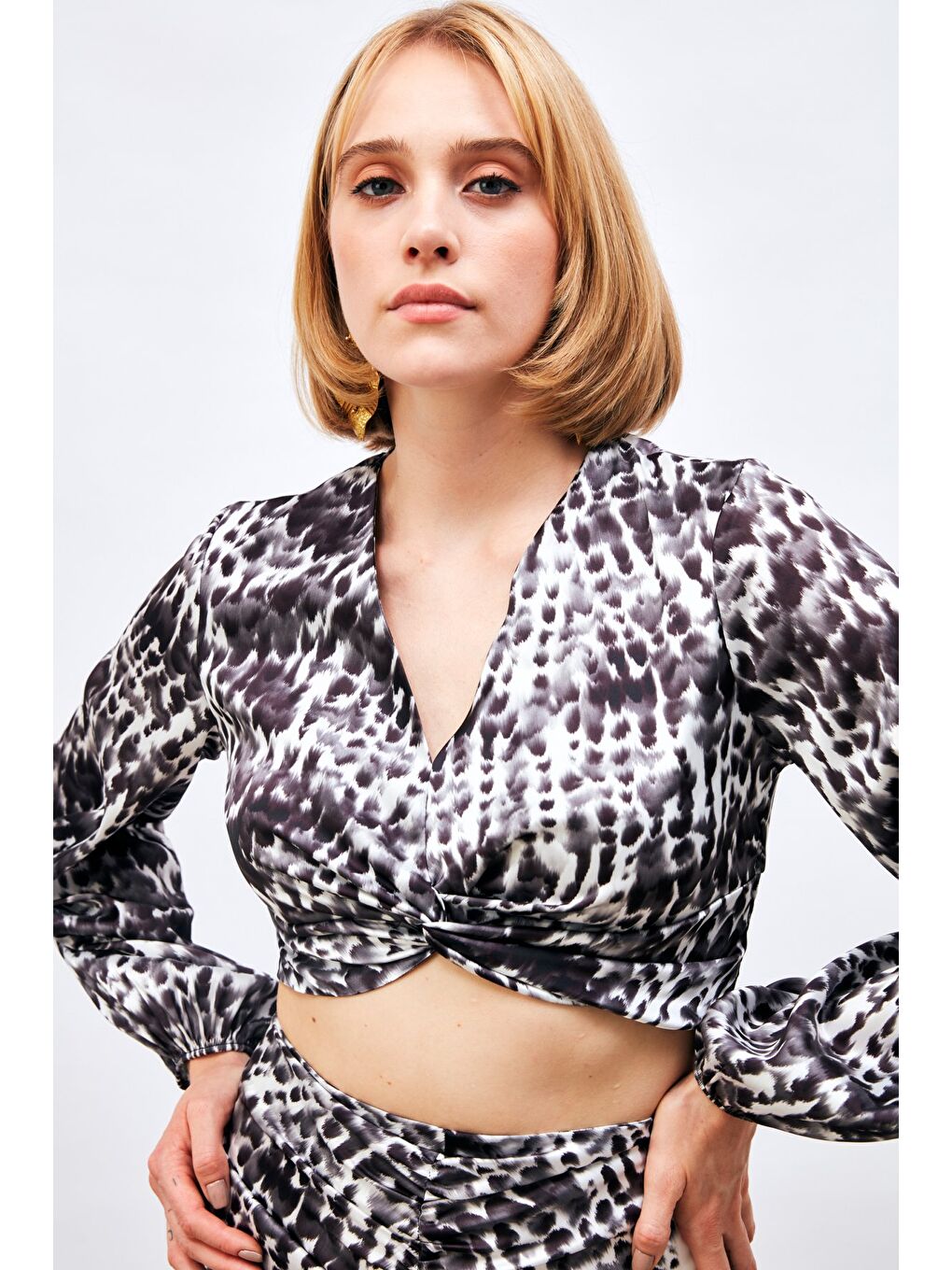 Düğüm Detaylı Desenli Bluz - Siyah-3