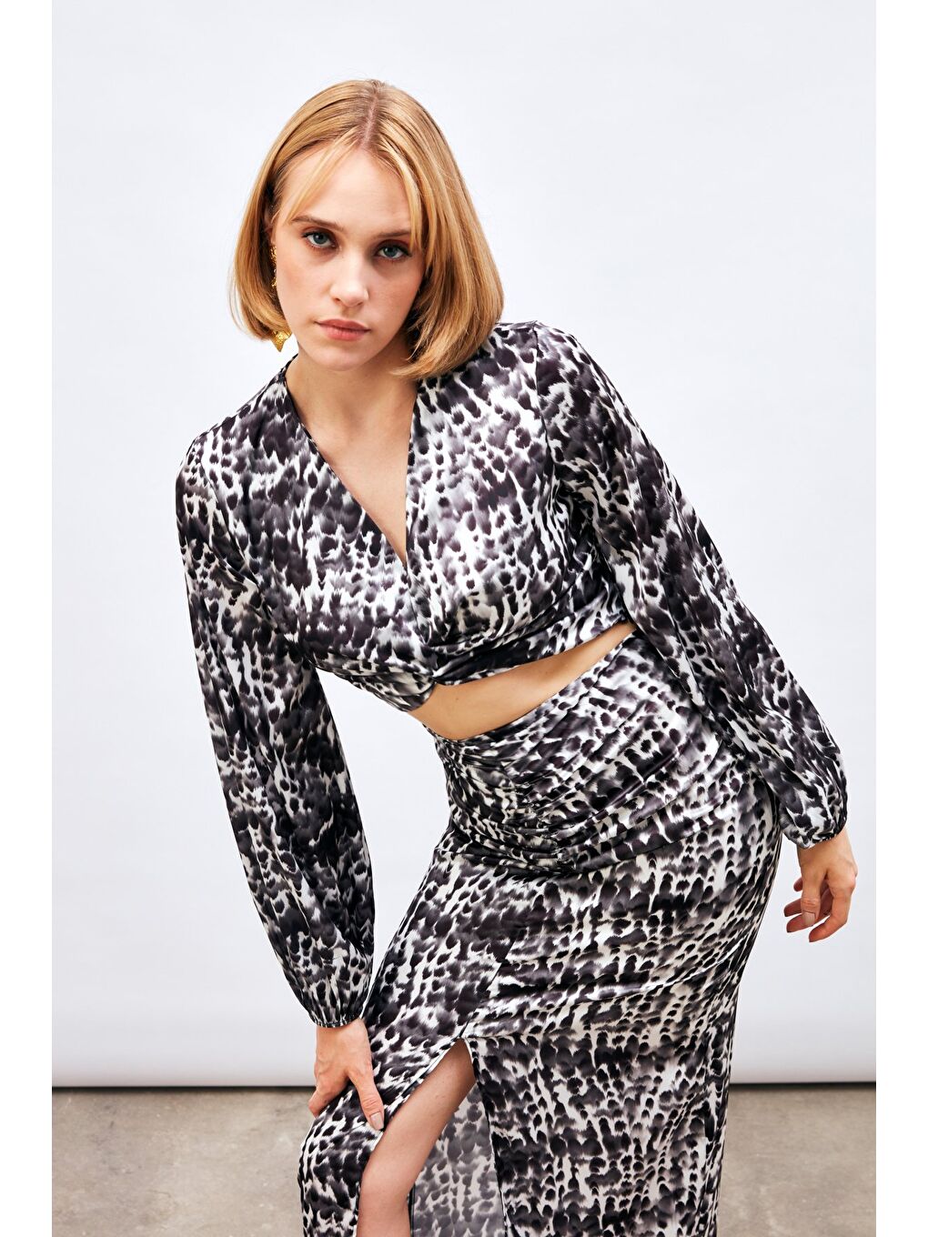 Düğüm Detaylı Desenli Bluz - Siyah-4