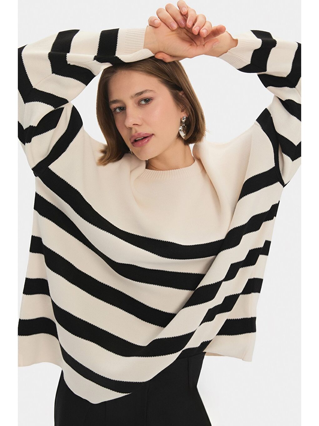 Siyah Çizgili Bol Kesim Triko Kazak