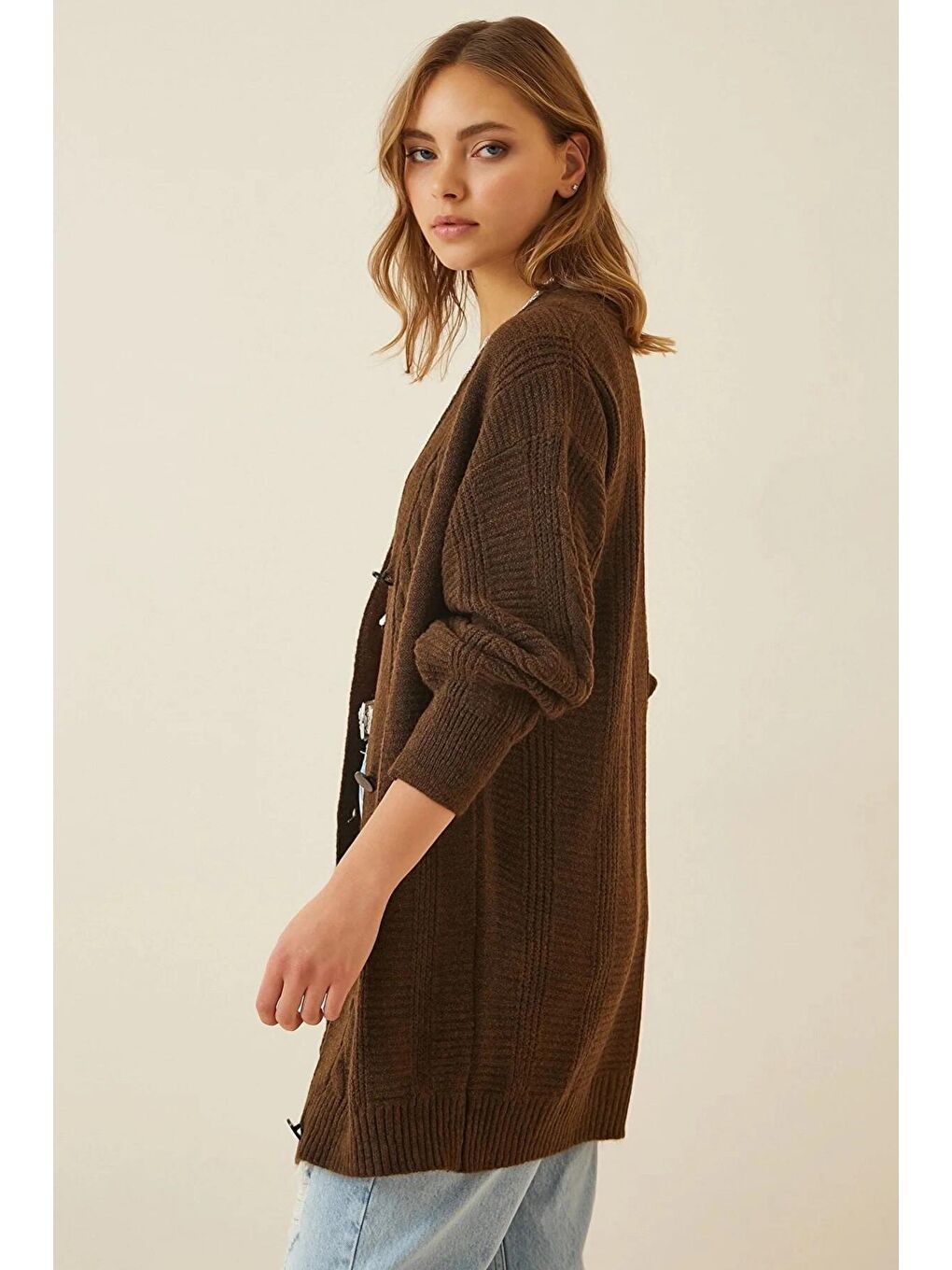 Kadın Kahverengi Saç Örgü Desen Uzun Düğmeli Rahat Kesim Triko Hırka HZL23W-BD1100691-2