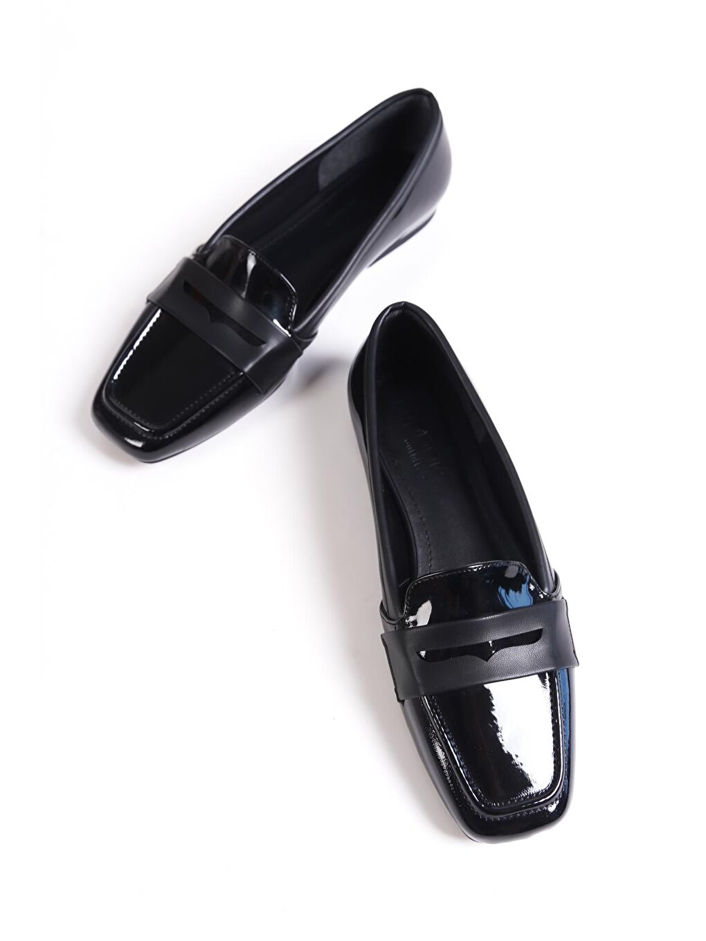 Siyah Küt Burunlu Tokalı Kadın Babet-6