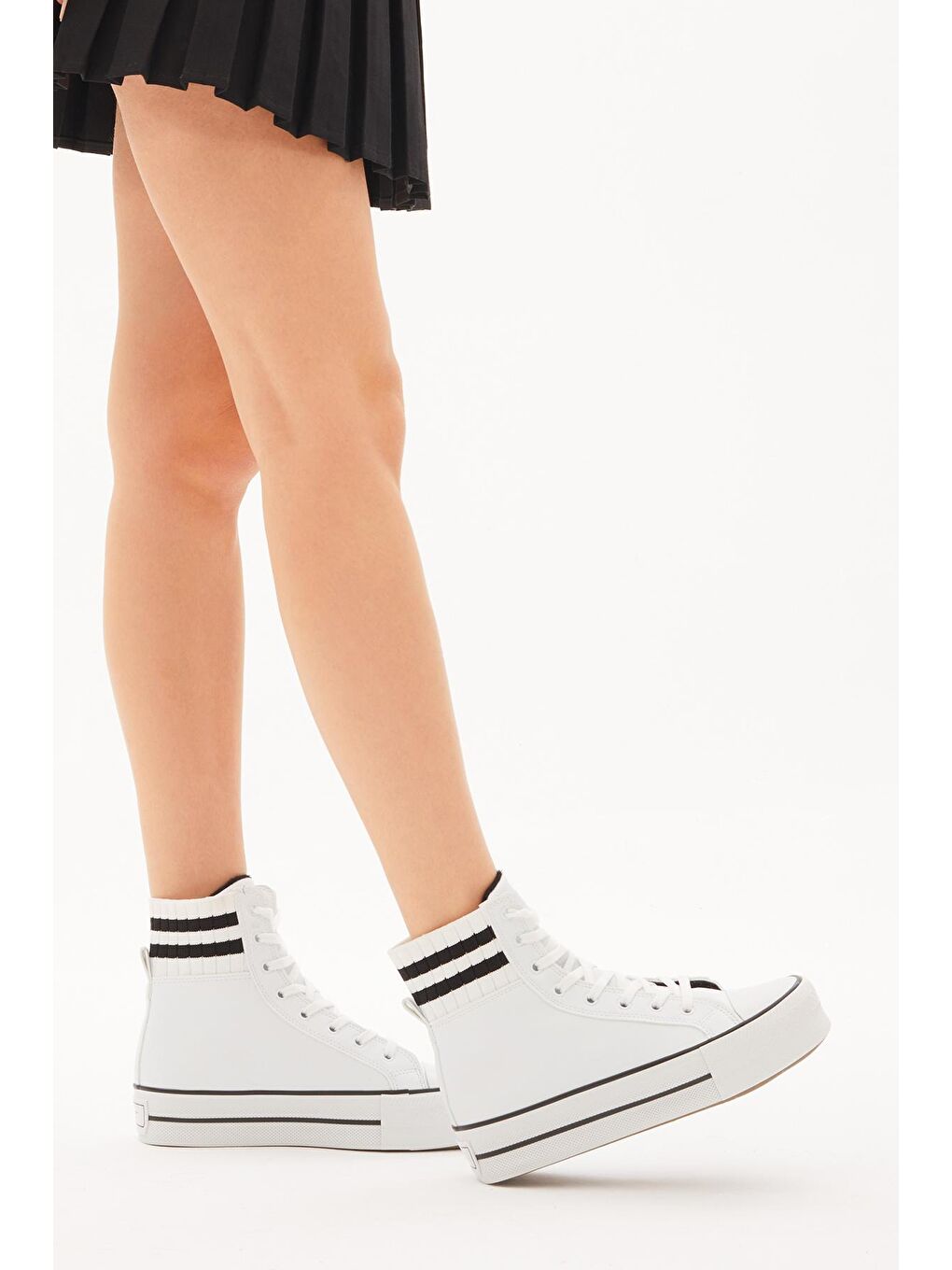 Kadın Beyaz Rahat Kalıp Lastikli Bağcıklı Spor Ayakkabı