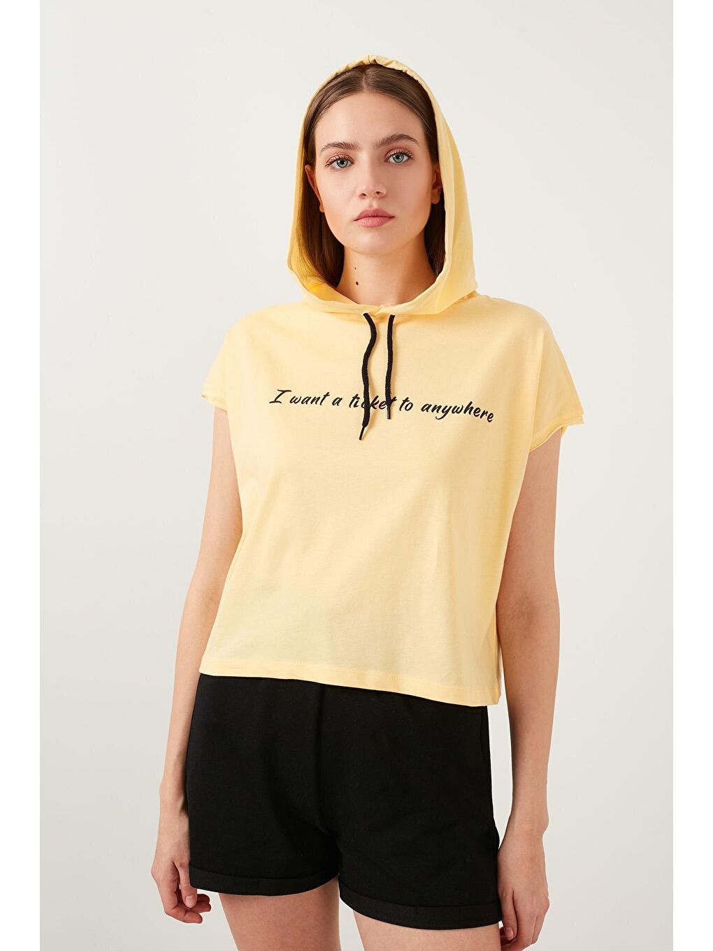 Sarı Yazı Baskılı Kapüşonlu % 100 Pamuk Tişört-1