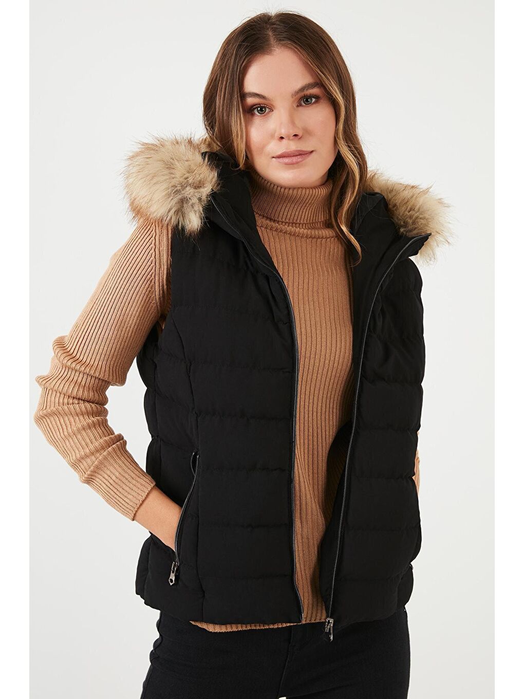 Siyah Tüylü Kapüşonlu Cepli Şişme Yelek 497GIA-1