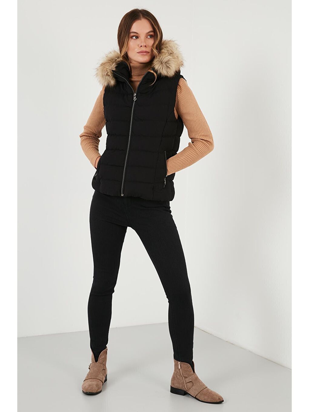 Siyah Tüylü Kapüşonlu Cepli Şişme Yelek 497GIA-2