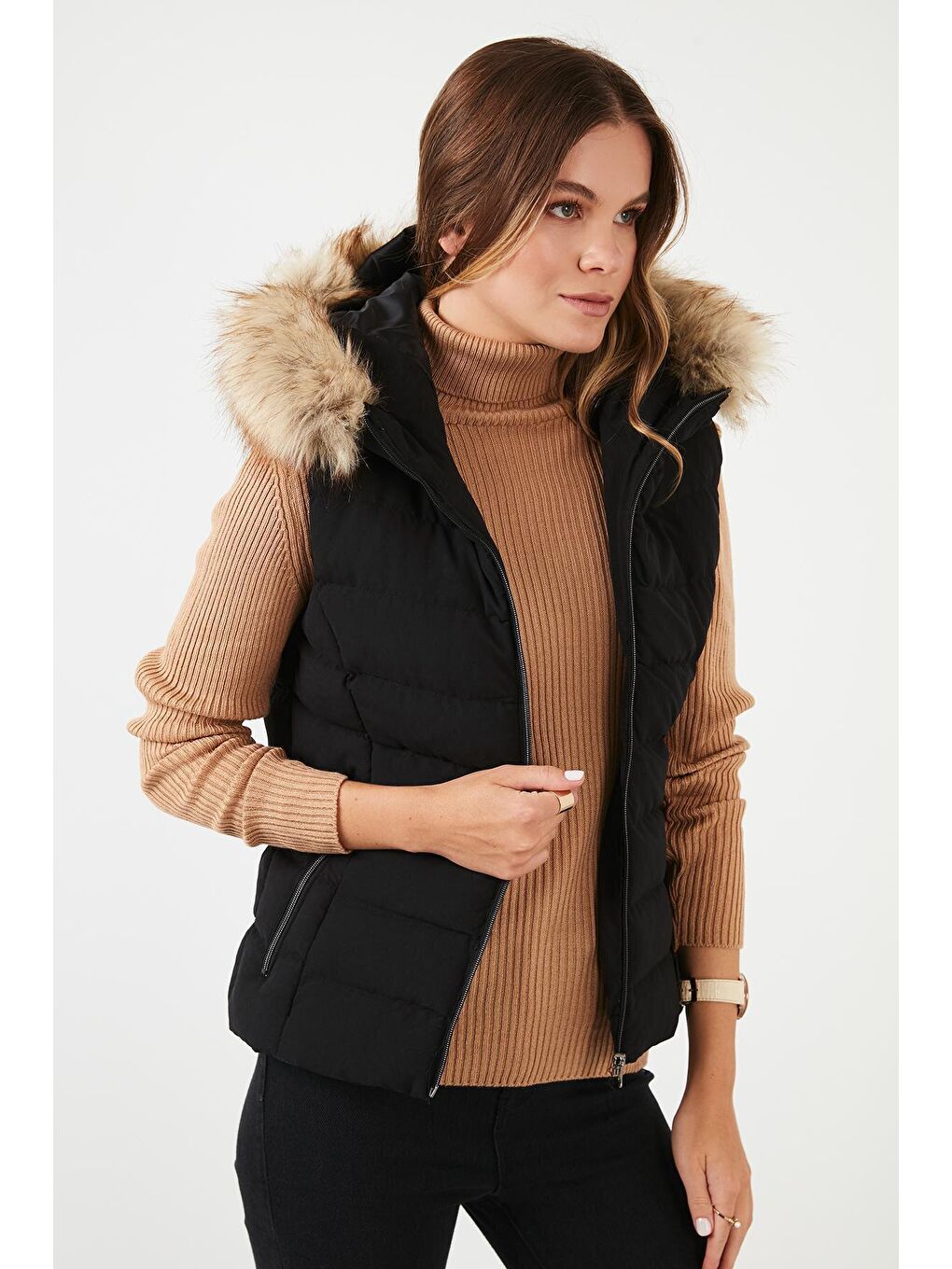 Siyah Tüylü Kapüşonlu Cepli Şişme Yelek 497GIA-3