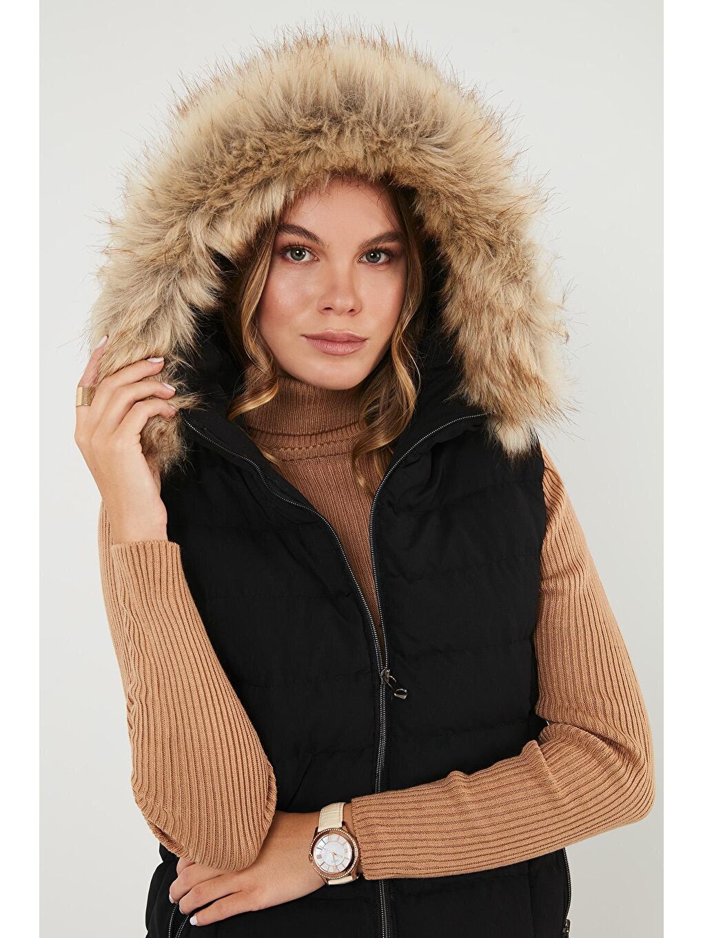 Siyah Tüylü Kapüşonlu Cepli Şişme Yelek 497GIA-4