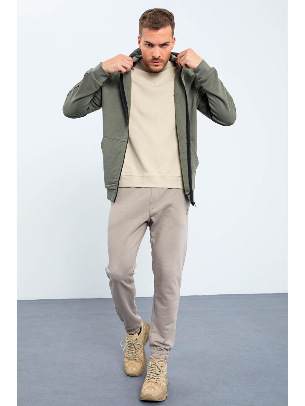 Haki Çağla Basic Kapüşonlu Rahat Form Nakış Detaylı  Erkek Fermuarlı Sweatshirt Hırka - 88035-3