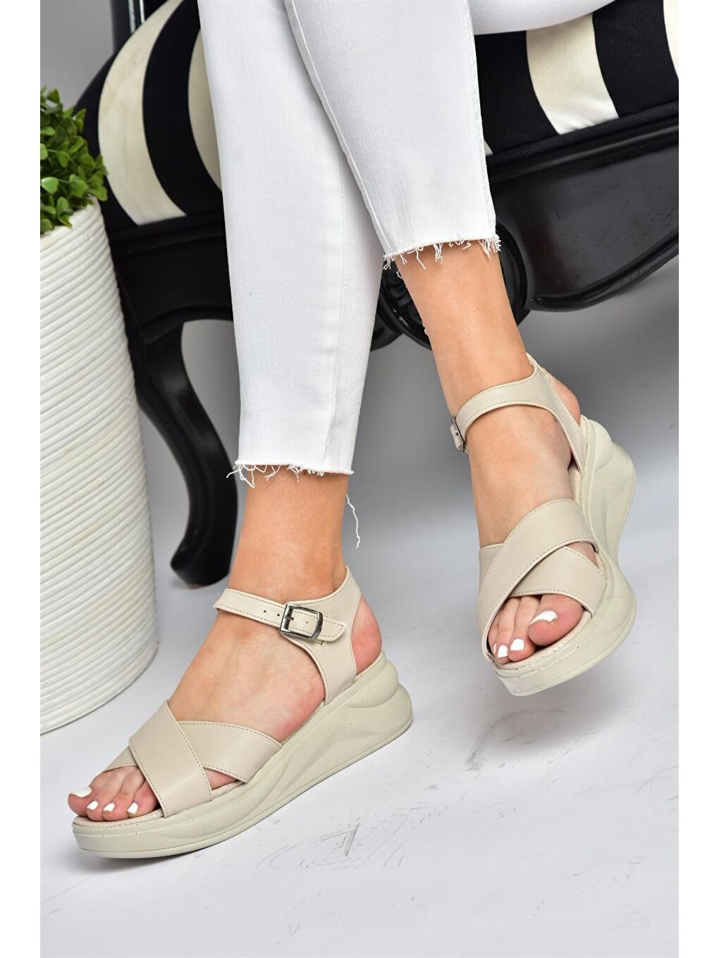 P713330209 Bej Kalın Tabanlı Günlük Kadın Sandalet-1