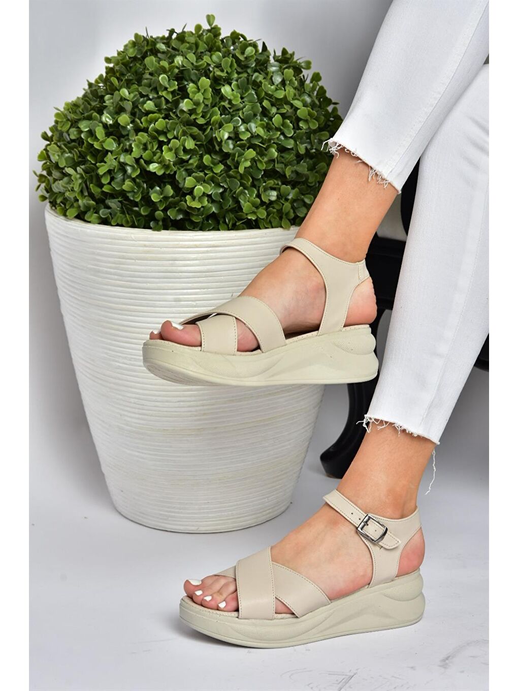 P713330209 Bej Kalın Tabanlı Günlük Kadın Sandalet-2