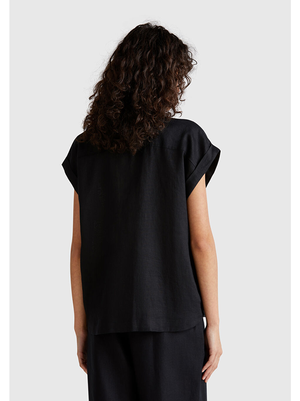 Kadın Siyah %100 Keten Omuz Detaylı Kısa Kollu Gömlek-2