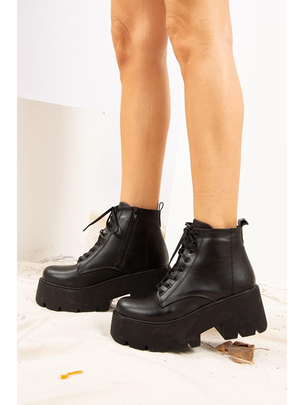 J820060009 Siyah Kadın Bot