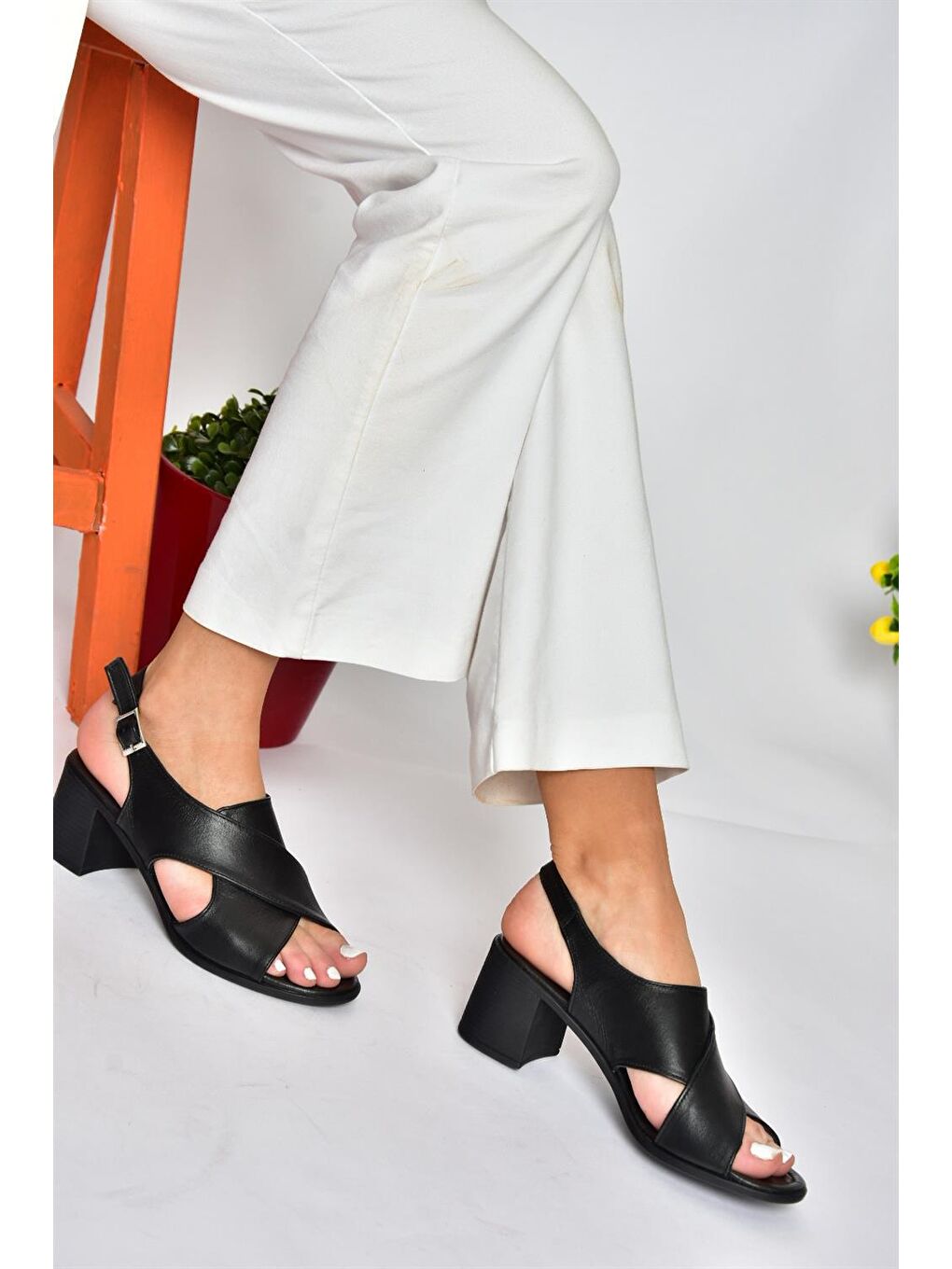 P555450503 Siyah Hakiki Deri Kalın Topuklu Kadın Ayakkabı-1