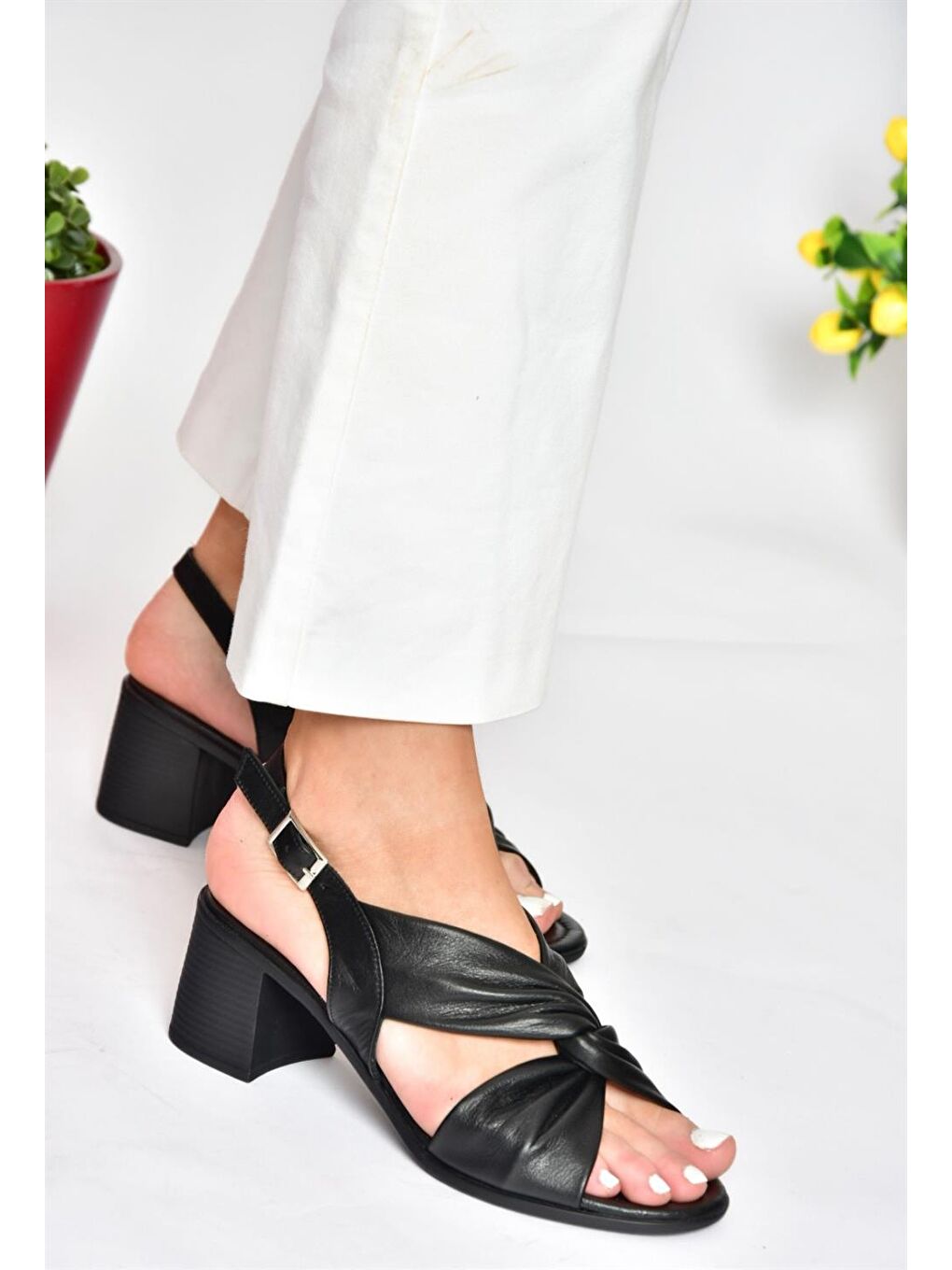 P555450103 Siyah Hakiki Deri Kalın Topuklu Kadın Ayakkabı-2