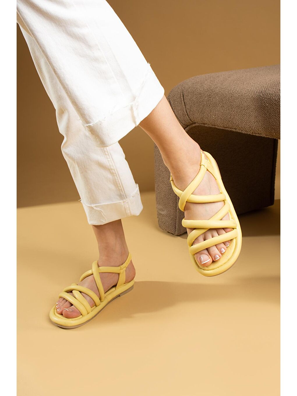 Sarı Bantlı Rahat Taban Kadın Lastikli Sandalet 007-73-23