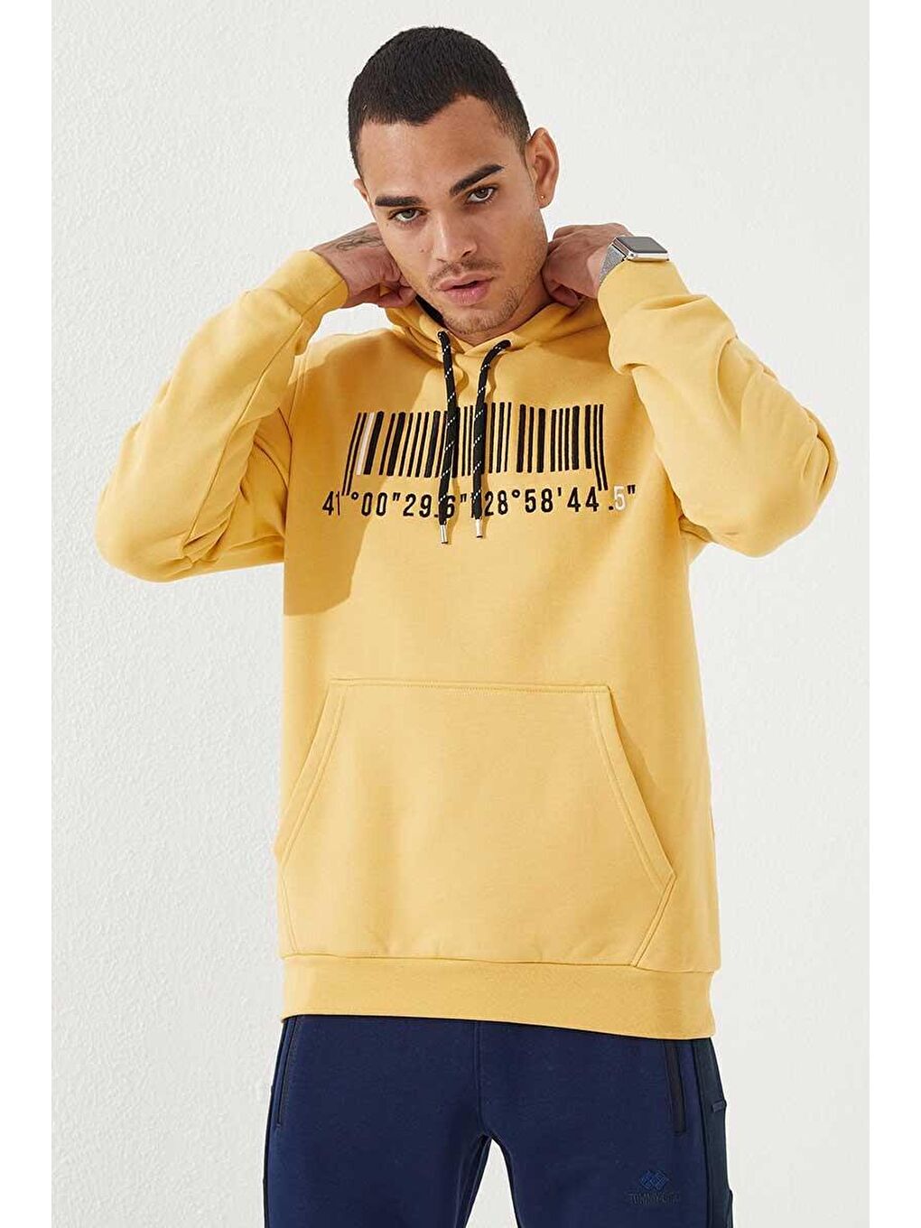 TOMMYLIFE Hardal Sarı Hardal Nakışlı Kanguru Cep Standart Kalıp Kapüşonlu Erkek Sweatshirt - 87839