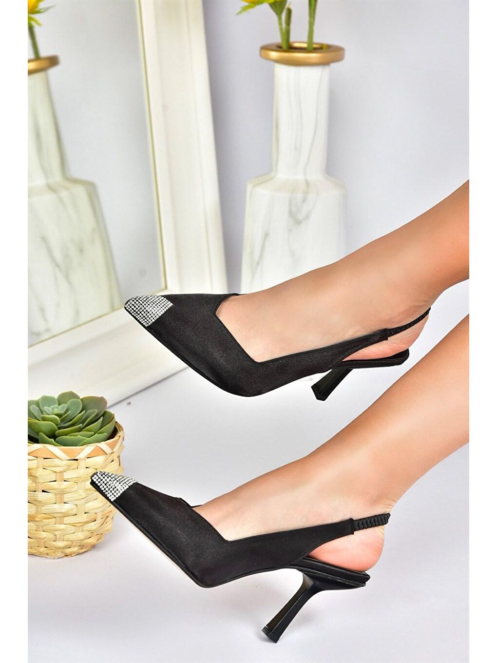 Siyah Saten Kumaş Taş Detaylı Kadın Topuklu Ayakkabı M882027604-4