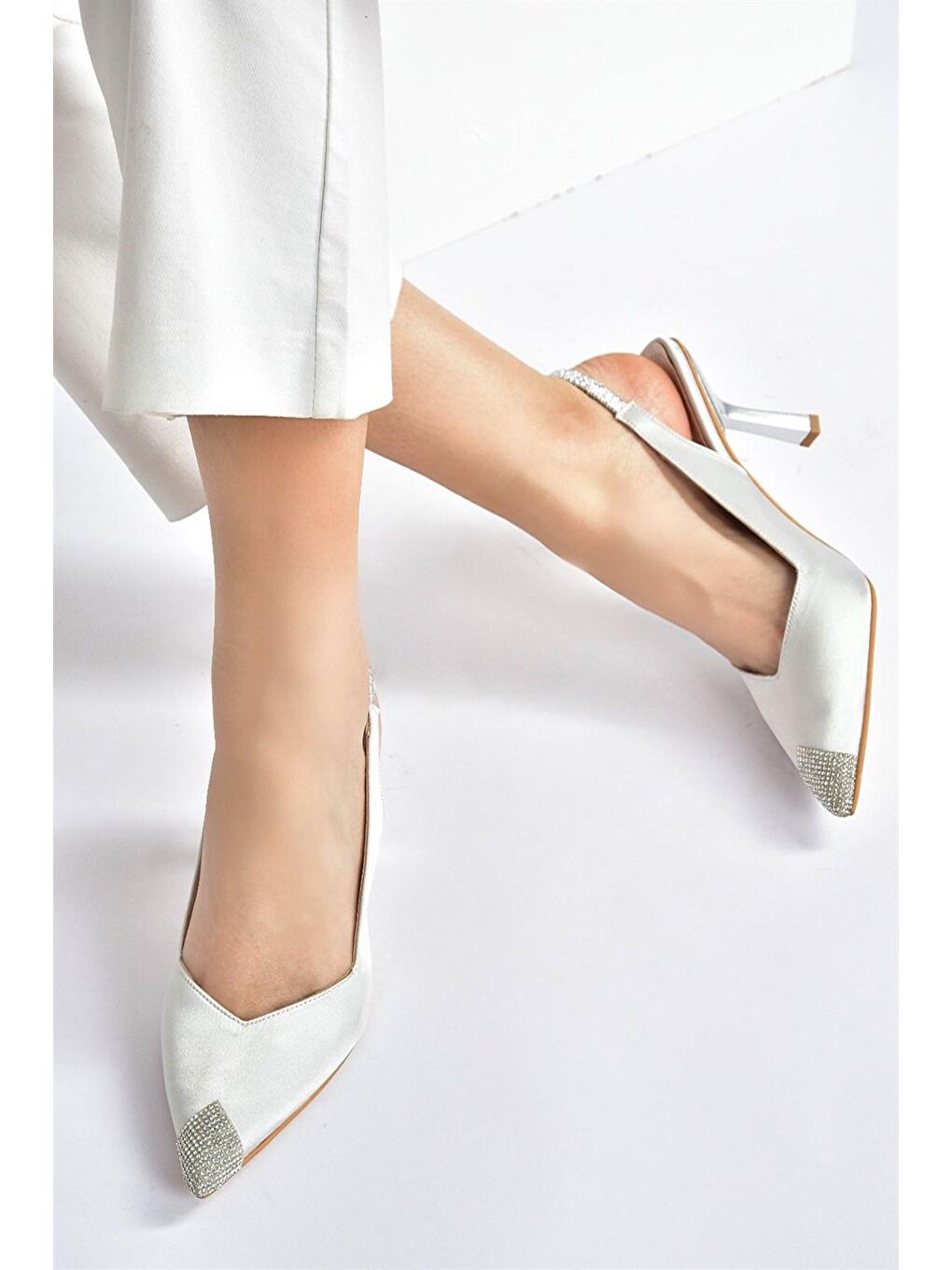 Gri Gümüş Saten Kumaş Taş Detaylı Kadın Topuklu Ayakkabı M882027604