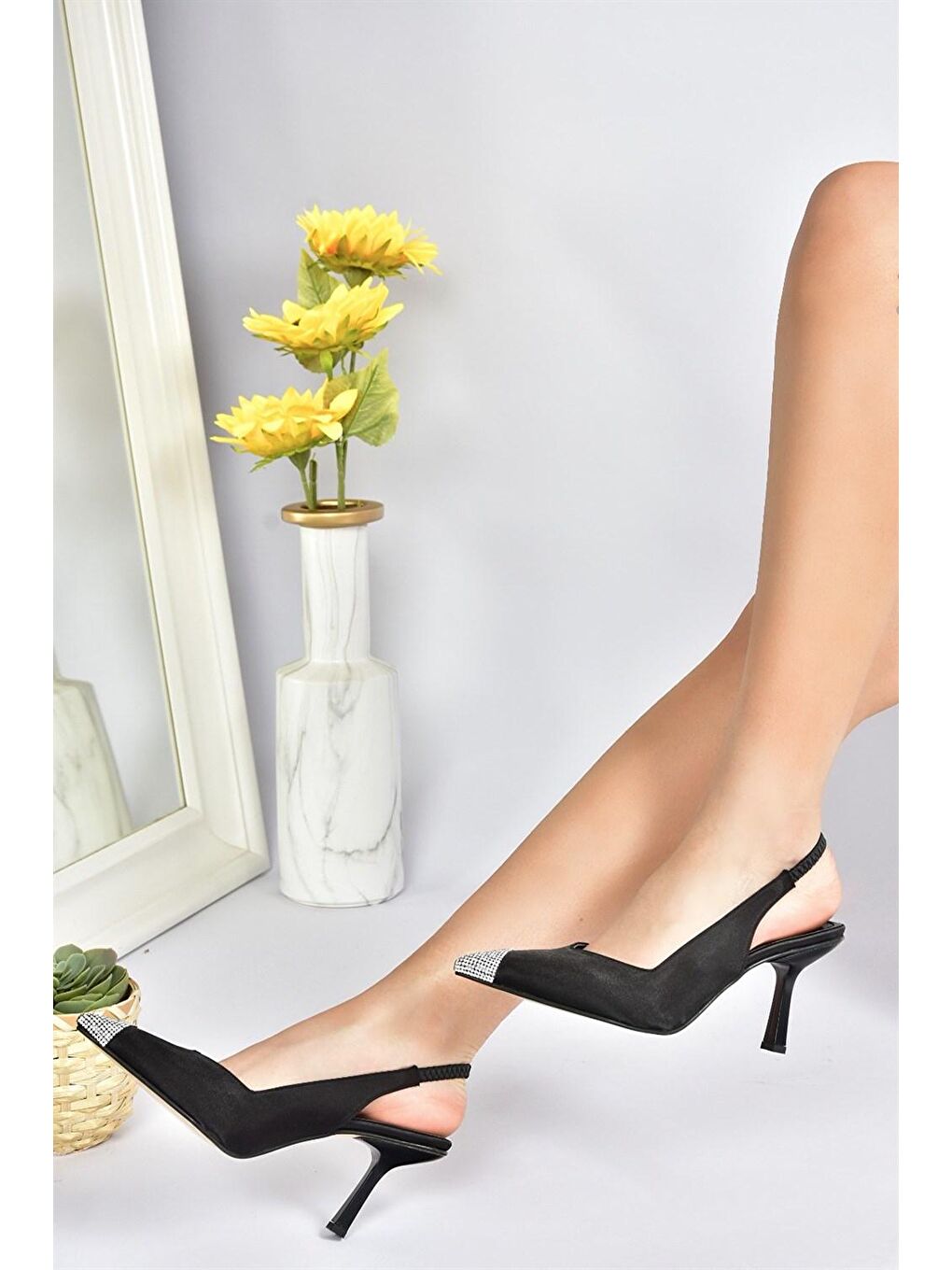 Siyah Saten Kumaş Taş Detaylı Kadın Topuklu Ayakkabı M882027604-1