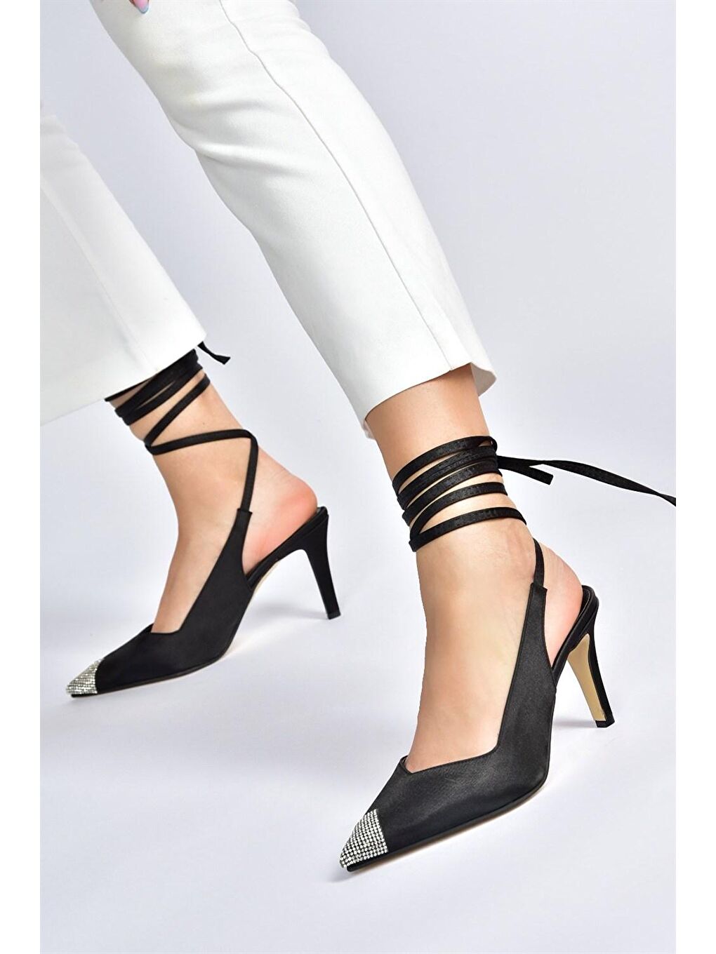 Siyah Saten Kumaş Sivri Burun Taş Detaylı Topuklu Ayakkabı M882017504-3