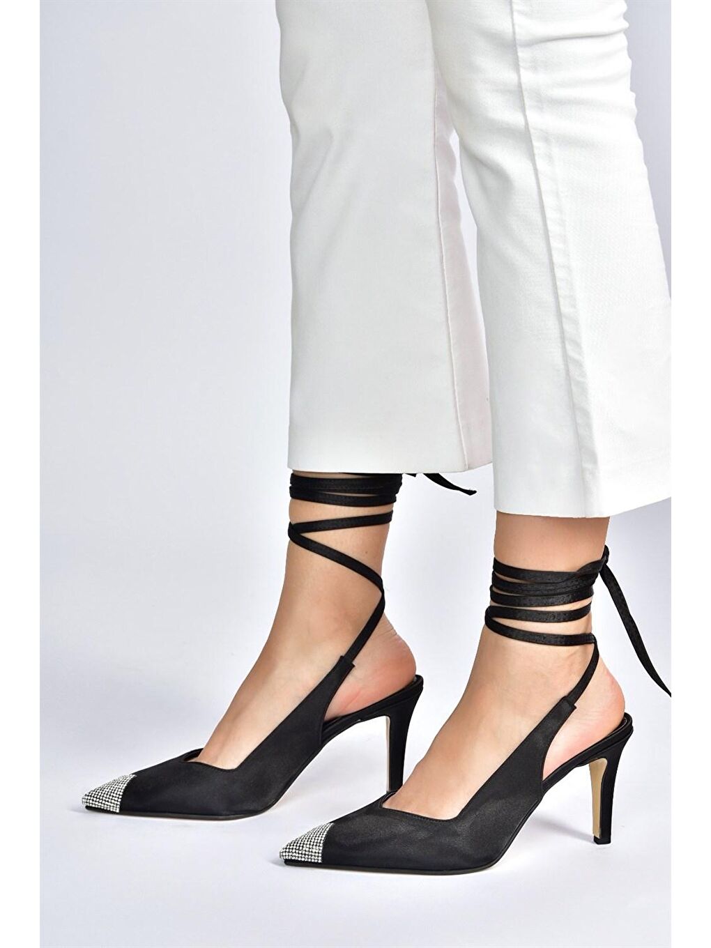 Siyah Saten Kumaş Sivri Burun Taş Detaylı Topuklu Ayakkabı M882017504-2