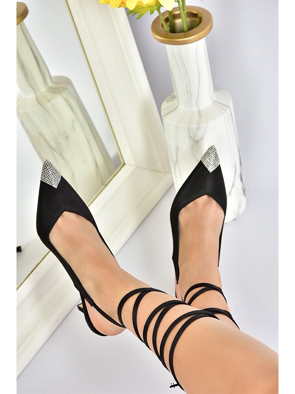 Siyah Saten Kumaş Sivri Burun Taş Detaylı Topuklu Ayakkabı M882017504