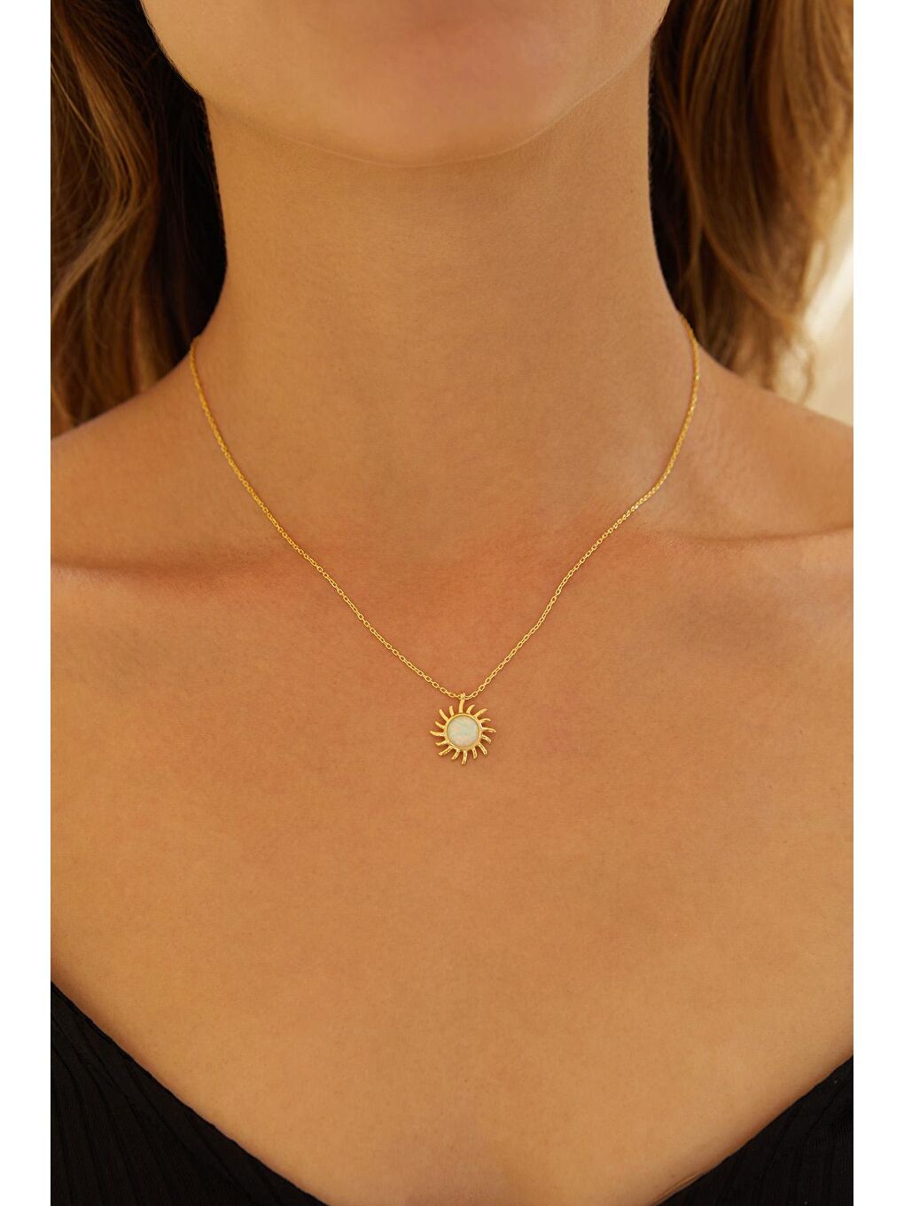 Kadın Beyaz Gold Kaplama 925 Ayar Gümüş Beyaz Opal Taşlı Güneş Kolye