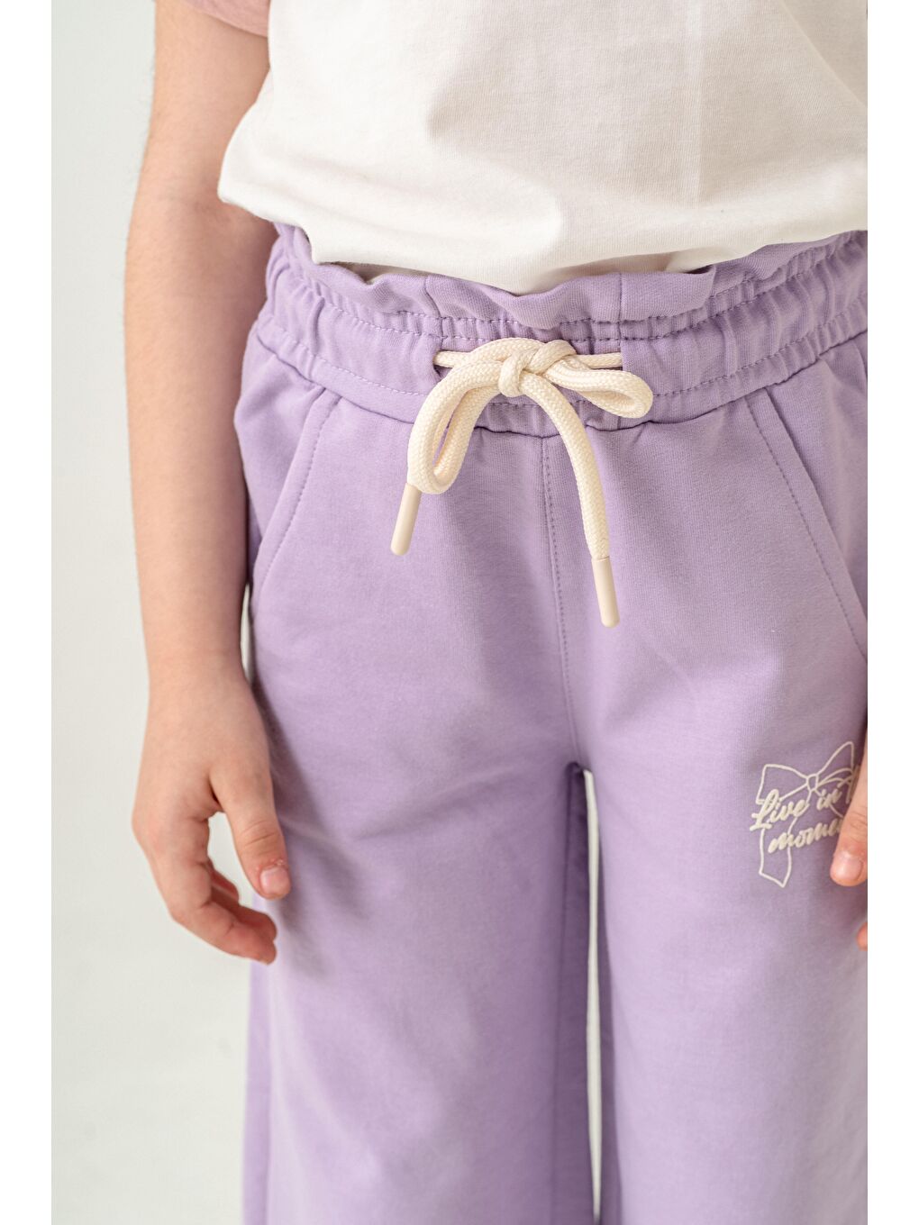 Lila Live In The Moment Baskılı Paçalar Yırtmaçlı Fiyonklu Kız Çocuk Eşofman Altı-4