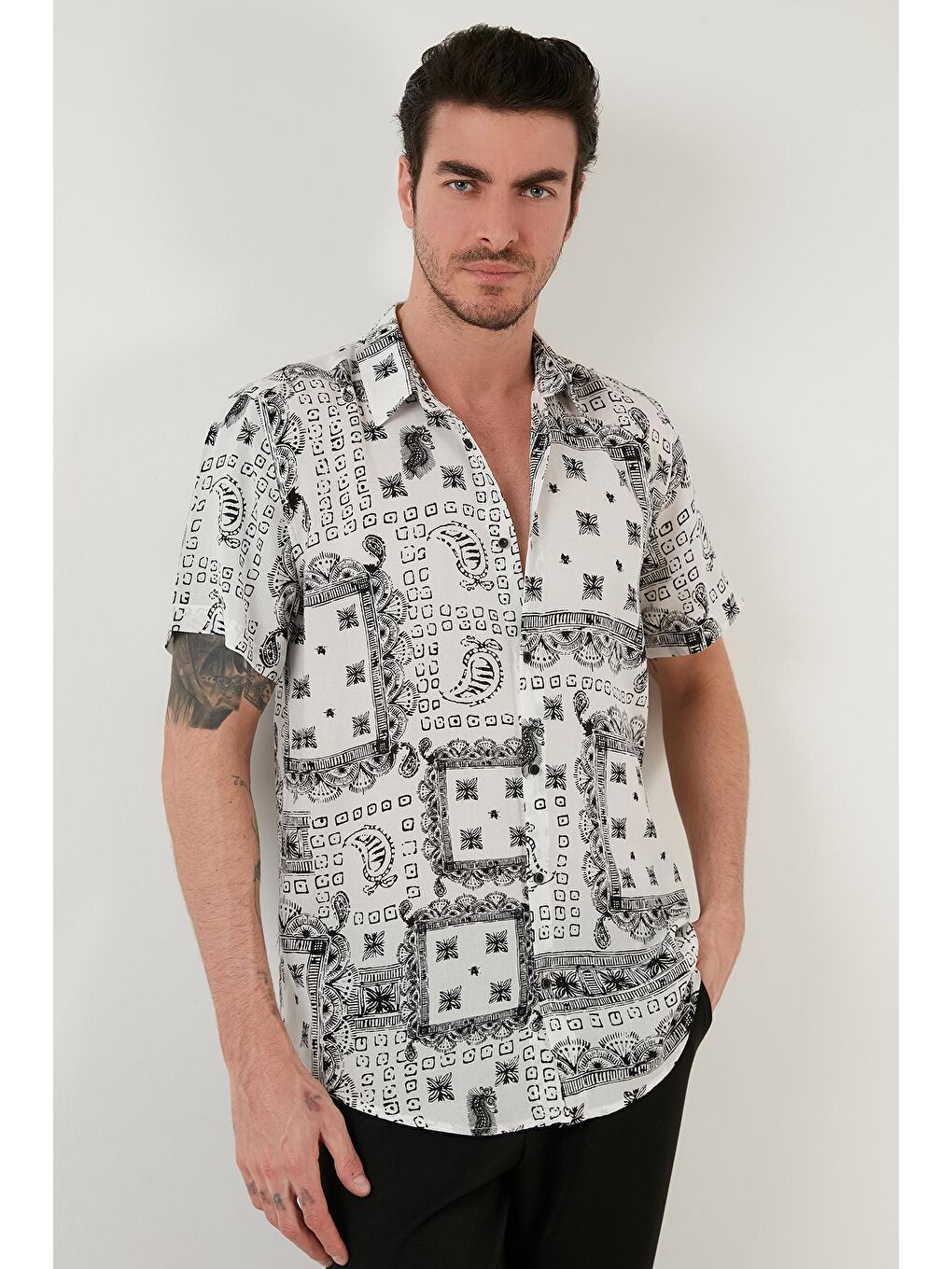 Siyah Düğmeli Düz Yaka Kısa Kollu Gömlek CF21S114291-1