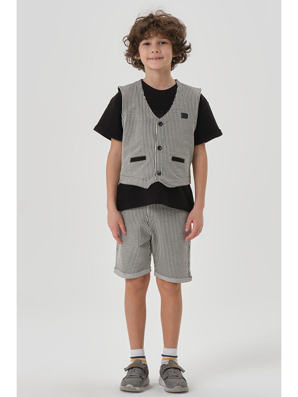 Siyah Petek Kumaştan Baskı Detaylı Erkek Çocuk Alt Şort Üst Bisiklet Yaka T-shırt Yelek Takımı