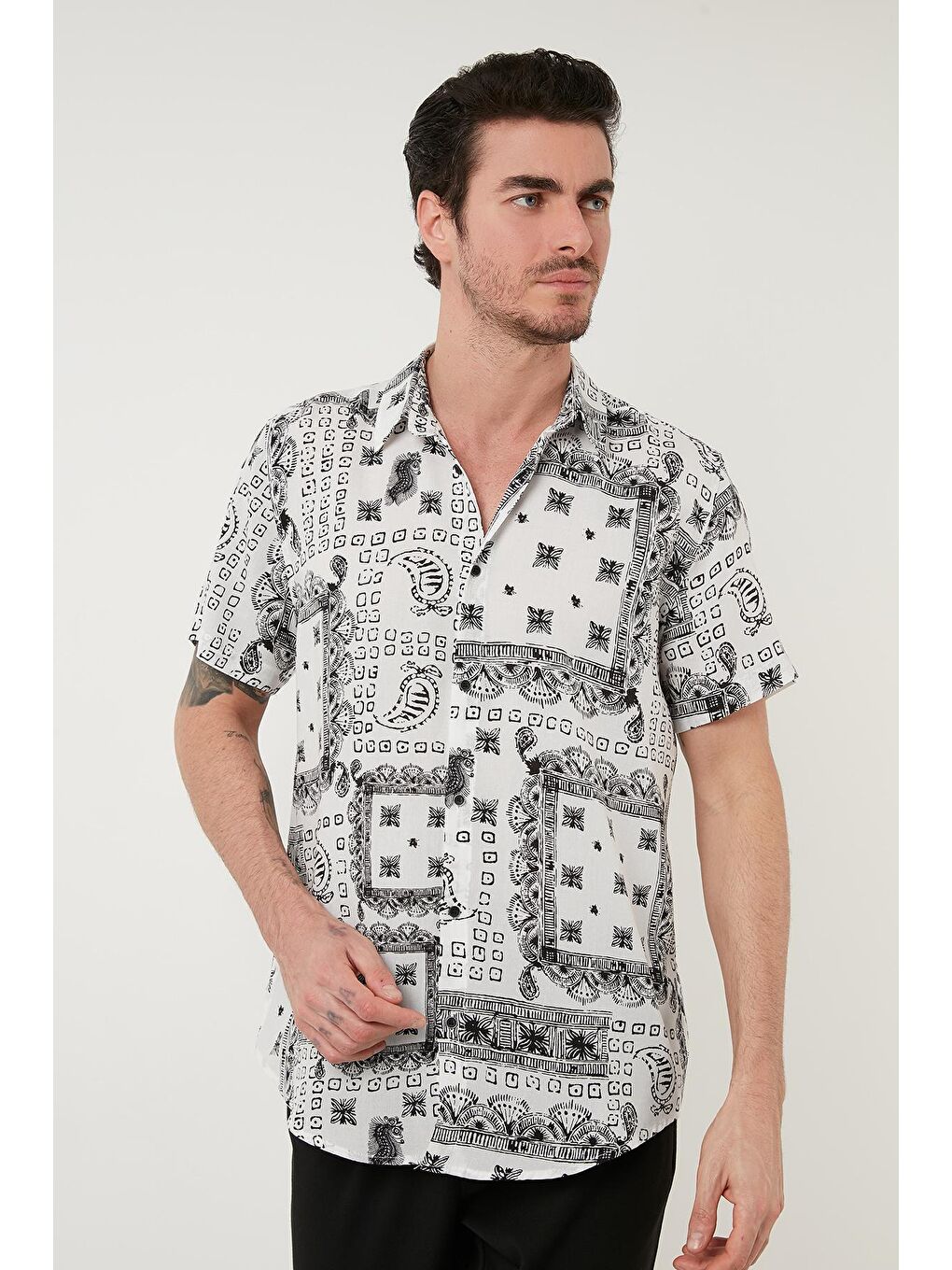 Siyah Düğmeli Düz Yaka Kısa Kollu Gömlek CF21S114291-3