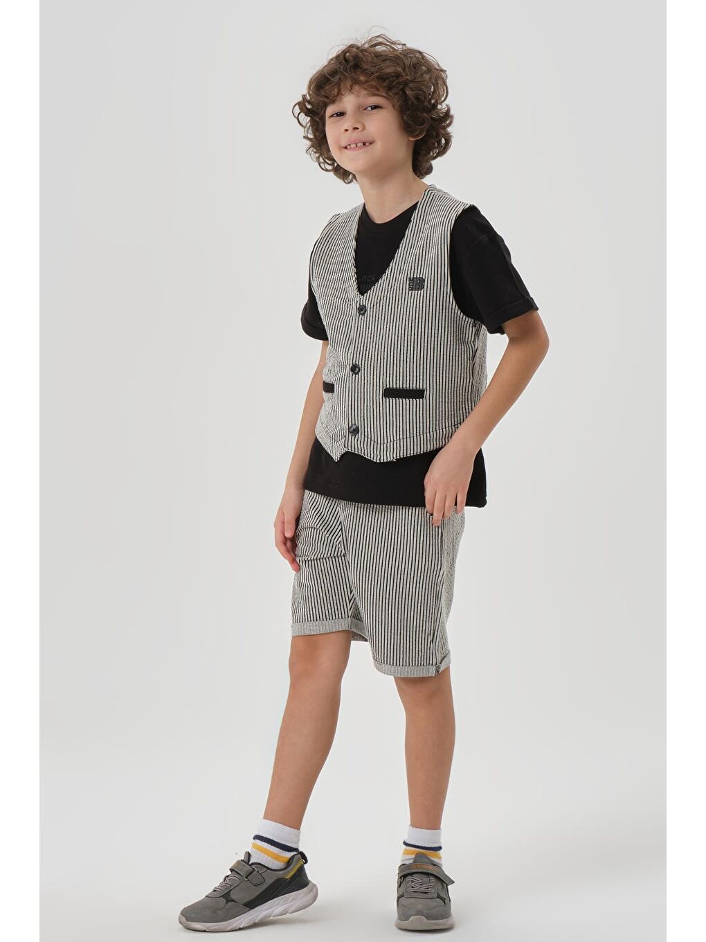 Siyah Petek Kumaştan Baskı Detaylı Erkek Çocuk Alt Şort Üst Bisiklet Yaka T-shırt Yelek Takımı-1