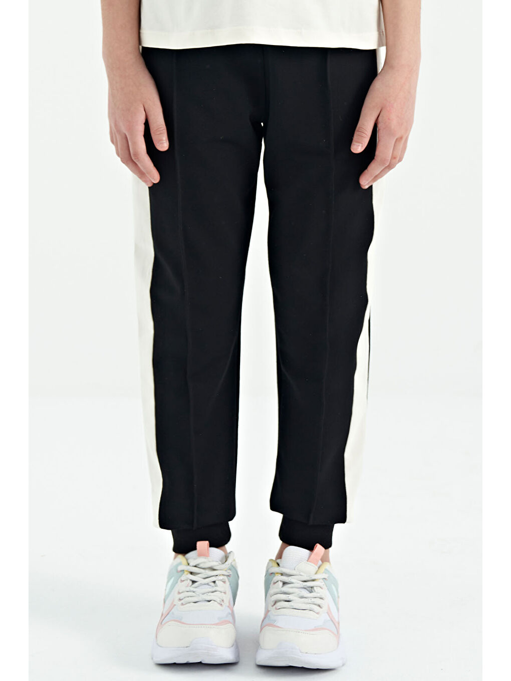 Siyah Yan Bantlı Gizli Fermuar Cep Detaylı Jogger Kız Çocuk Eşofman Alt - 75122