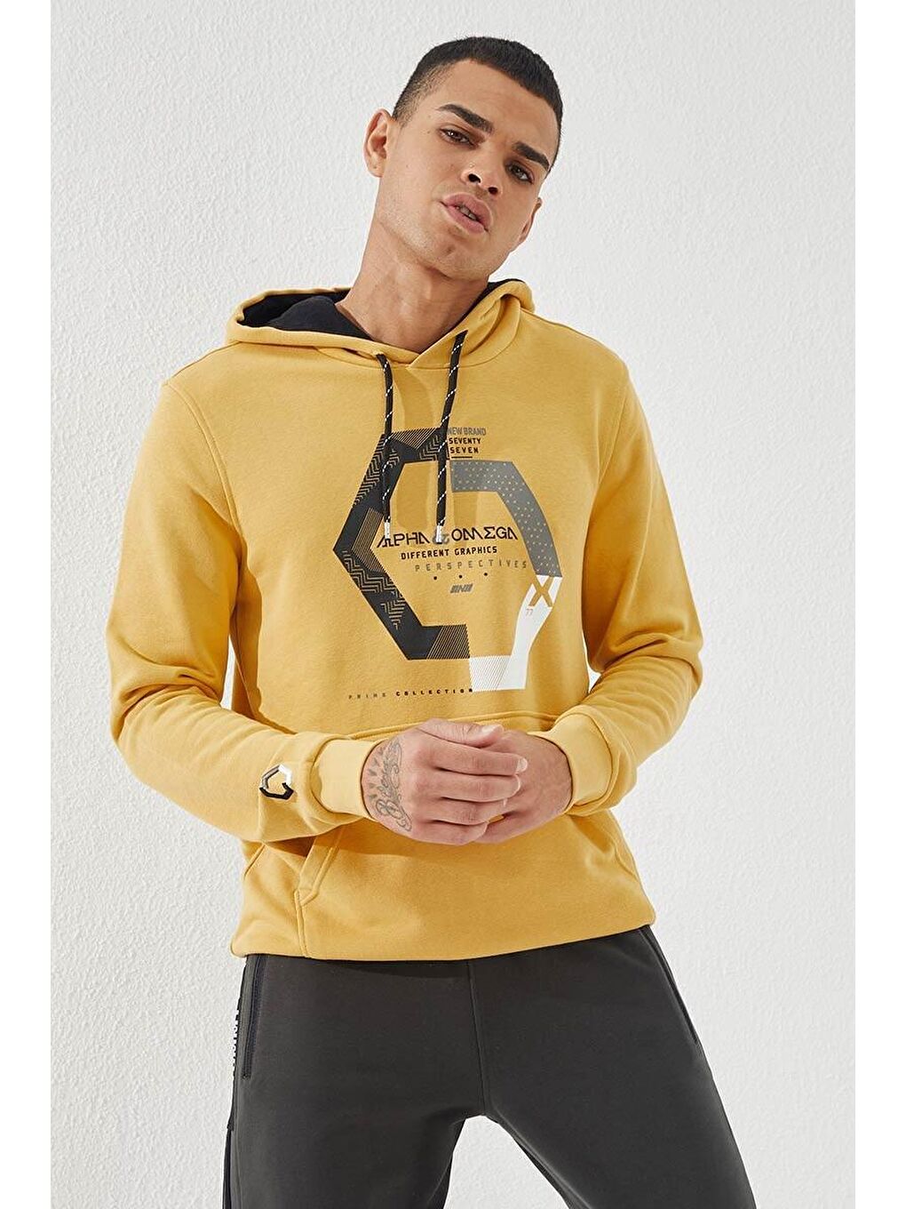 TOMMYLIFE Sarı Hardal Geometrik Baskılı Standart Kalıp Kapüşonlu Erkek Sweatshirt - 87870