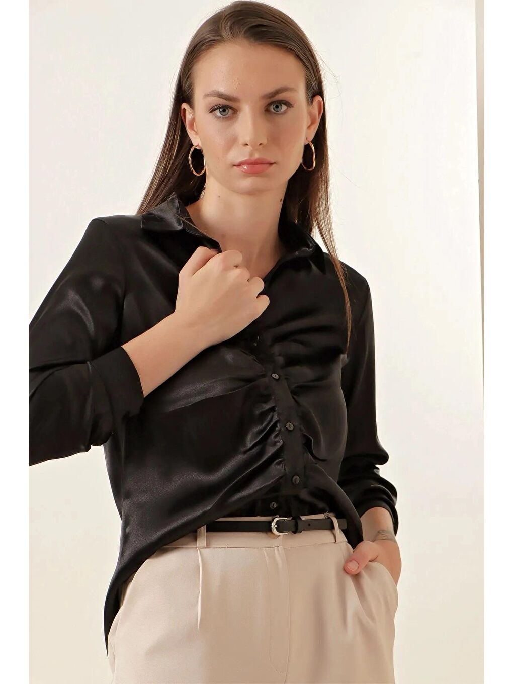 Kadın Siyah Önü Büzgülü Hafif Dökümlü Saten Yüzeyli Gömlek HZL24W-BD1201121-1