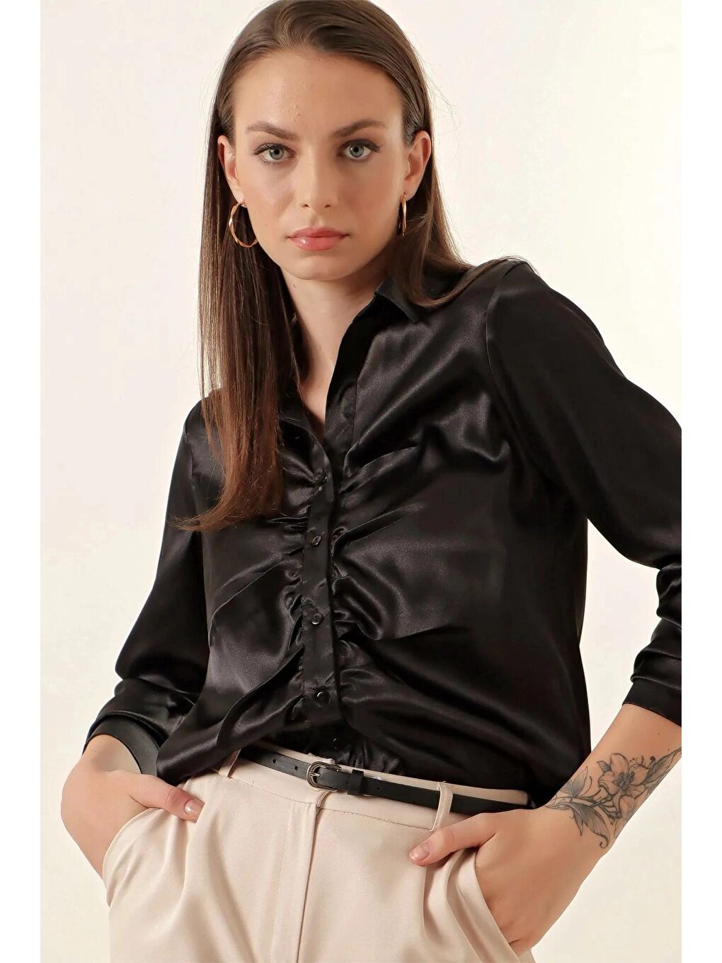 Kadın Siyah Önü Büzgülü Hafif Dökümlü Saten Yüzeyli Gömlek HZL24W-BD1201121-2