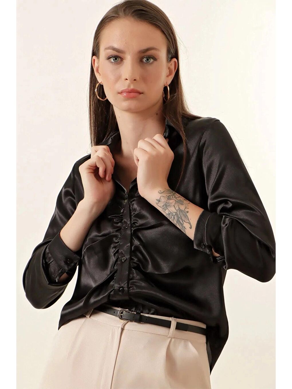 Kadın Siyah Önü Büzgülü Hafif Dökümlü Saten Yüzeyli Gömlek HZL24W-BD1201121-3