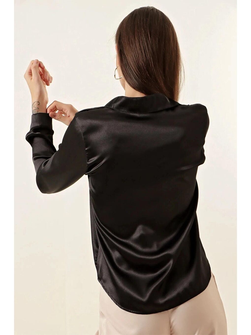 Kadın Siyah Önü Büzgülü Hafif Dökümlü Saten Yüzeyli Gömlek HZL24W-BD1201121-4