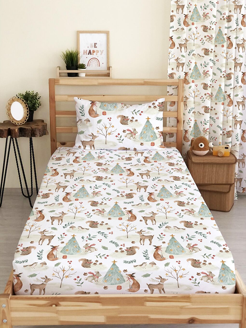 Karışık Geyik Desen Baskılı Tek Kişilik Lastikli Çarşaf Seti Beyaz