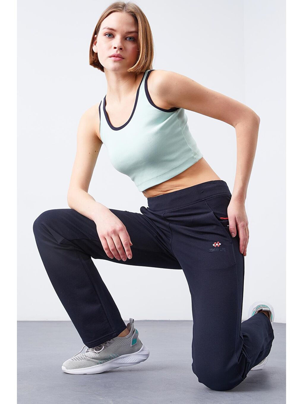 Lacivert Nakışlı Şerit Cepli Rahat Form Klasik Paça Kadın Eşofman Alt - 94187-4